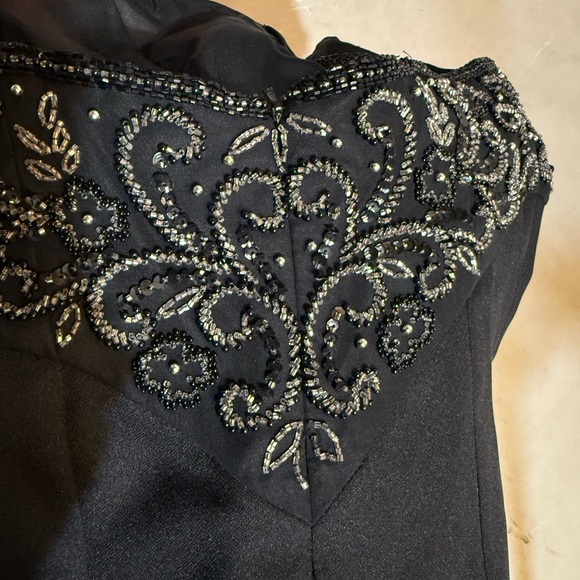 Elegant Black Embellished Evening Dress - Picture 7 of 16